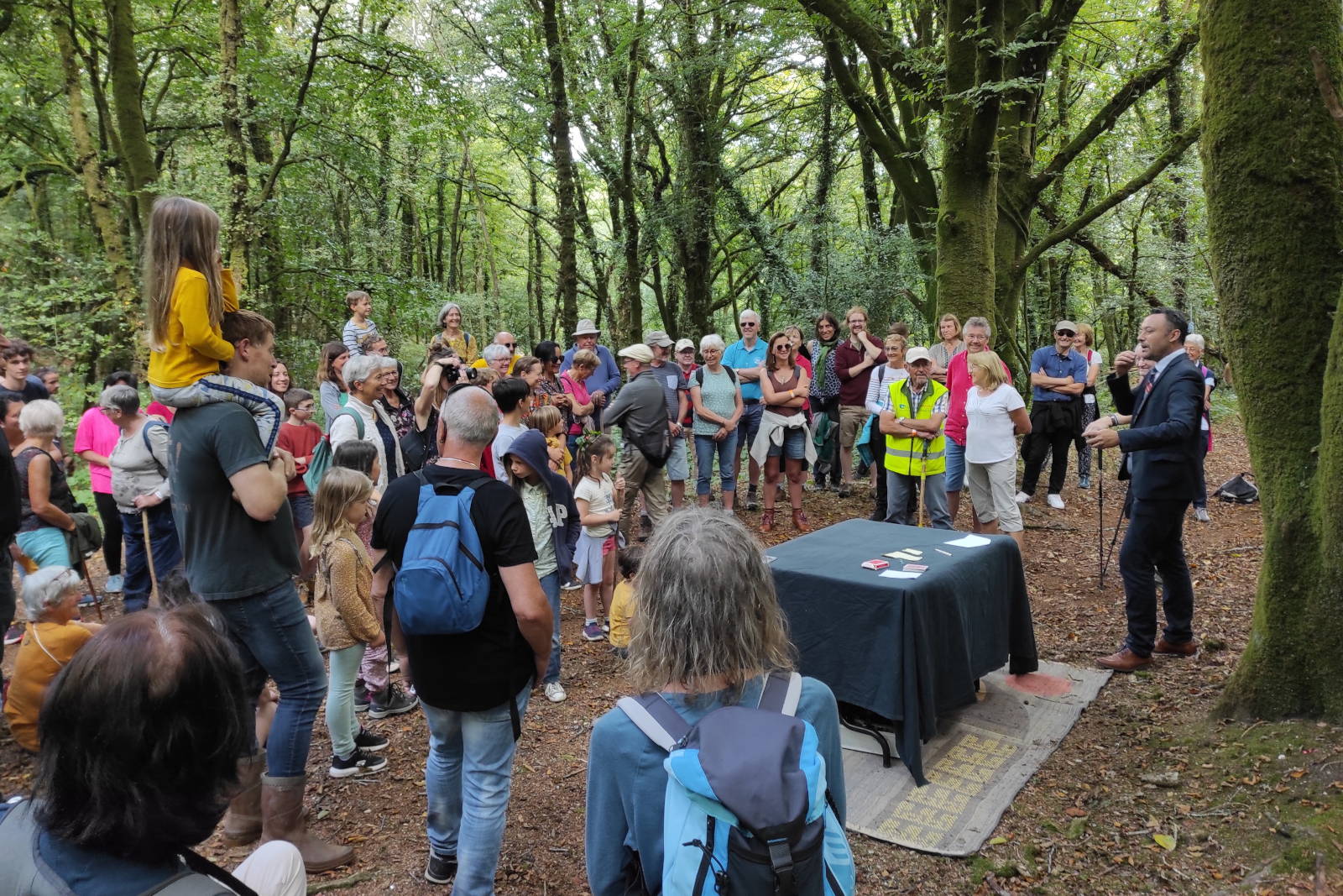 Spectacle de magie dans la forêt